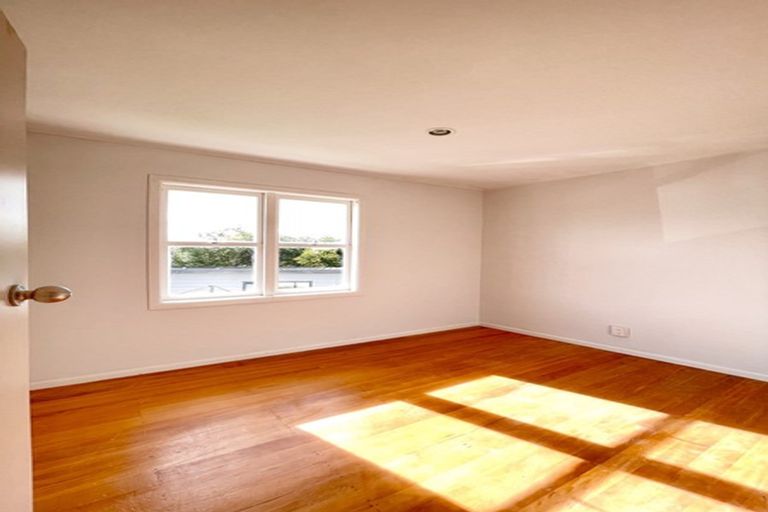 Photo of property in 33 Peach Road, Glenfield, Auckland, 0629