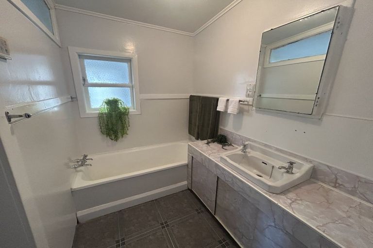 Photo of property in 4 Ashton Terrace, Castlecliff, Whanganui, 4501