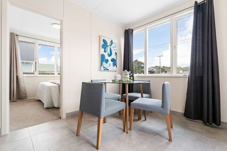 Photo of property in 9 Bay Street, Red Beach, 0932