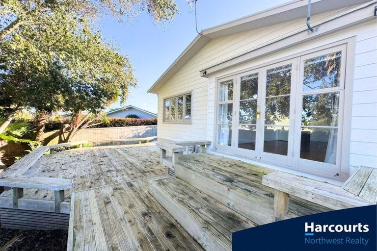 Photo of property in 1a Truscott Place, West Harbour, Auckland, 0618