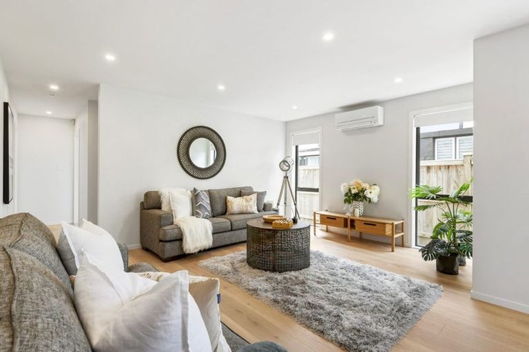 Photo of property in 43 Knights Road, Rothesay Bay, Auckland, 0630