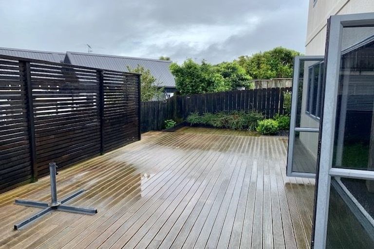 Photo of property in 2/90 Pupuke Road, Hillcrest, Auckland, 0627