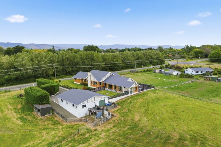 Photo of property in 15 Koputaroa Road, Levin, 5575