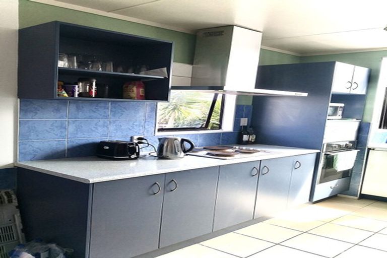 Photo of property in 28 Dungarvon Place, Clendon Park, Auckland, 2103
