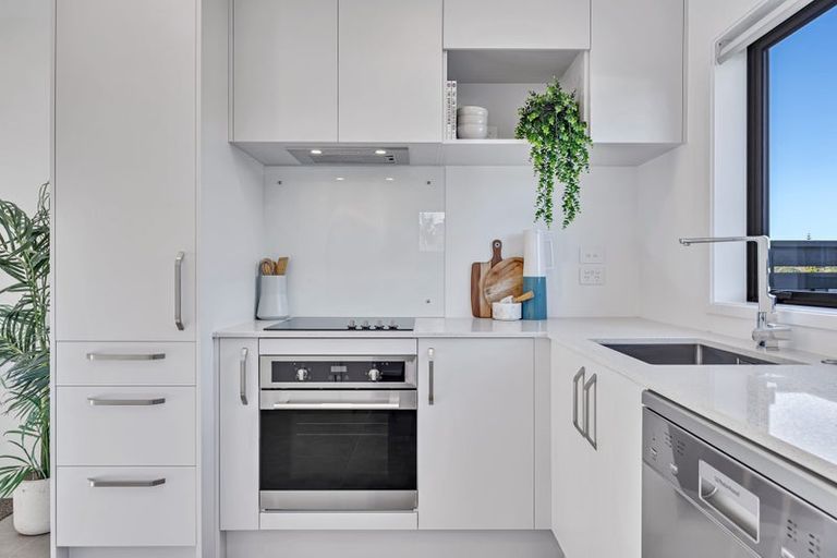 Photo of property in 2/60 Kemp Road, Massey, Auckland, 0614