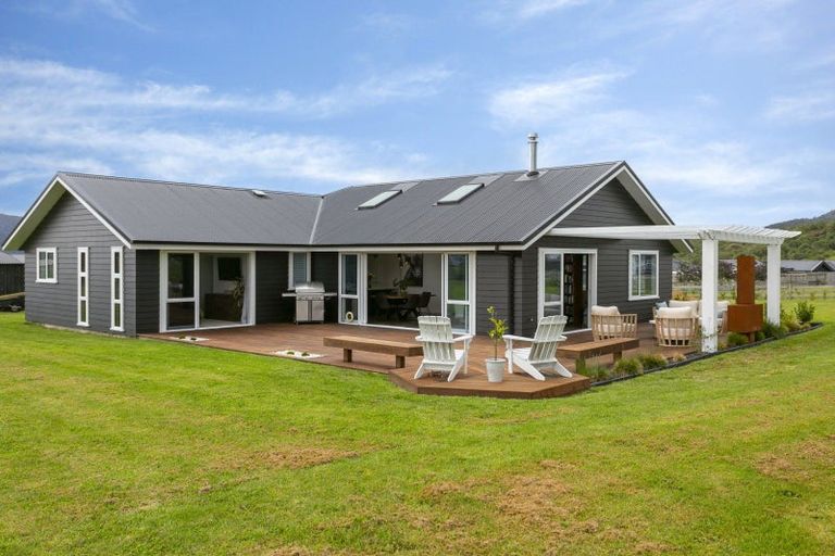 Photo of property in 6 Kahikatea Drive, Kinloch, Taupo, 3377