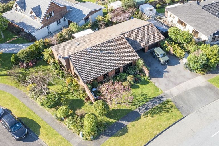 Photo of property in 1 Manu Grove, Waikanae, 5036