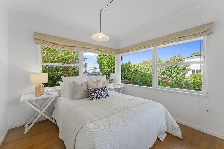 Photo of property in 1/5 Dudding Avenue, Northcote, Auckland, 0627