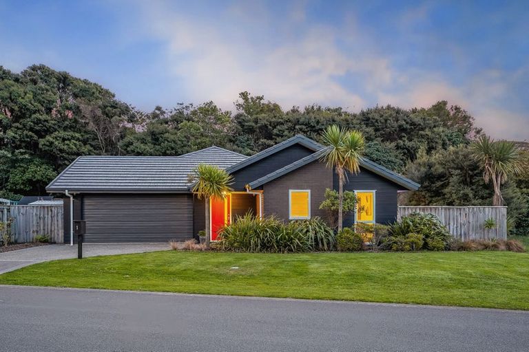 Photo of property in 1 Banks Boulevard, Whitby, Porirua, 5024