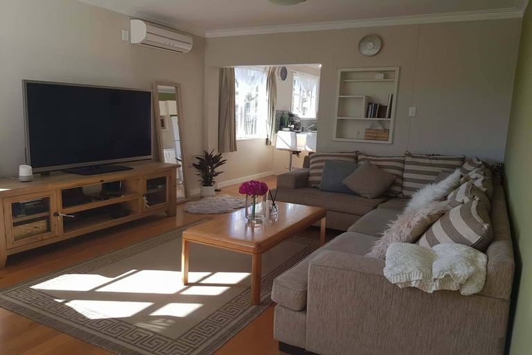 Photo of property in 15 Lyndfield Lane, Newlands, Wellington, 6037