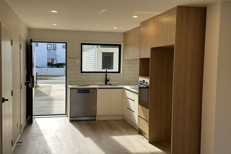 Photo of property in 6d Glennandrew Drive, Half Moon Bay, Auckland, 2012
