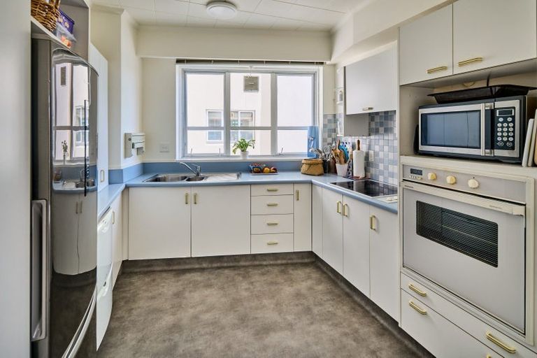 Photo of property in Wharenui Apartments, 274 Oriental Parade, Oriental Bay, Wellington, 6011