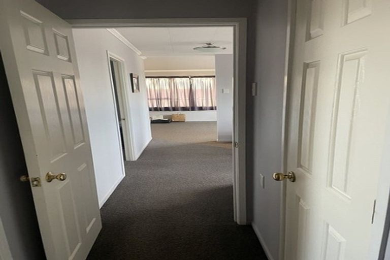 Photo of property in 136 Luckens Road, West Harbour, Auckland, 0618