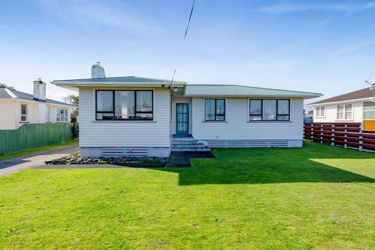Photo of property in 44 Reid Avenue, Hawera, 4610
