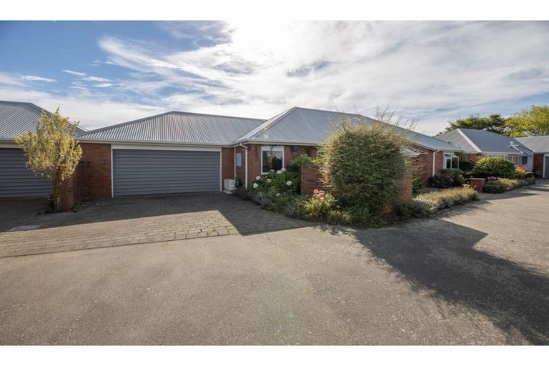Photo of property in 2 Pentavon Lane, Avonhead, Christchurch, 8042