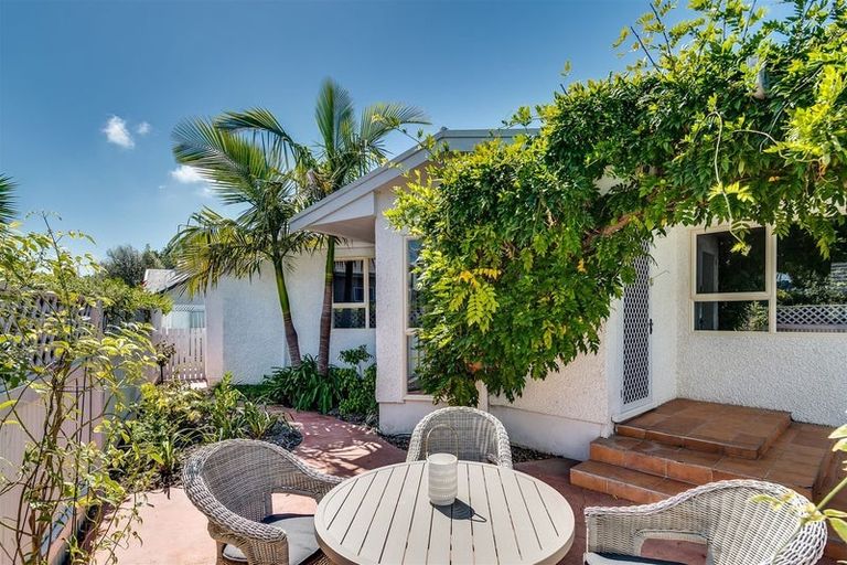 Photo of property in 3 Cambridge Terrace, Taradale, Napier, 4112