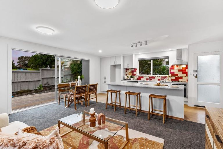 Photo of property in 10 Beauchamp Drive, Massey, Auckland, 0614