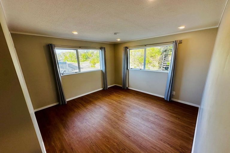 Photo of property in 92 Thurleigh Grove, Karori, Wellington, 6012
