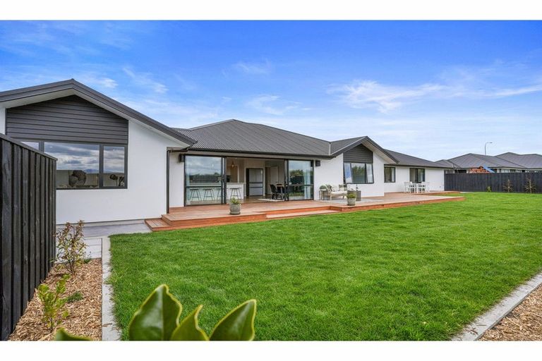 Photo of property in 7 Oakville Close, Rangiora, 7400