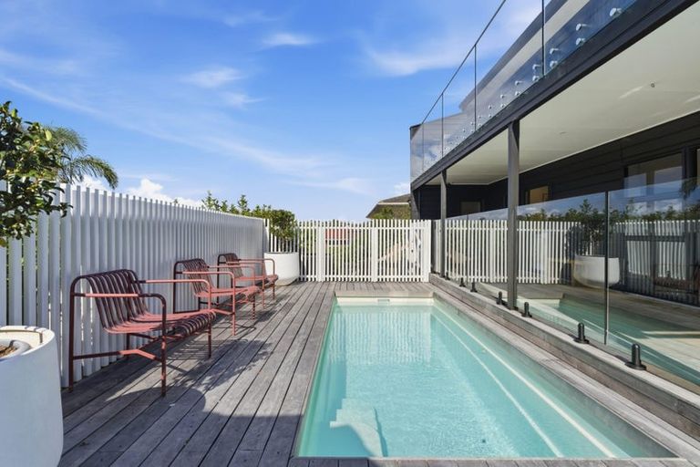 Photo of property in 2/11 Seaview Road, Castor Bay, Auckland, 0620