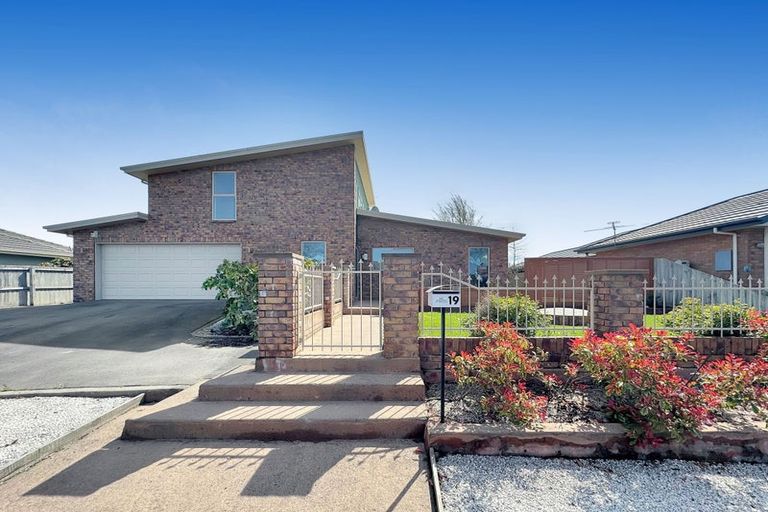 Photo of property in 19 Willowview Drive, Redwood, Christchurch, 8051