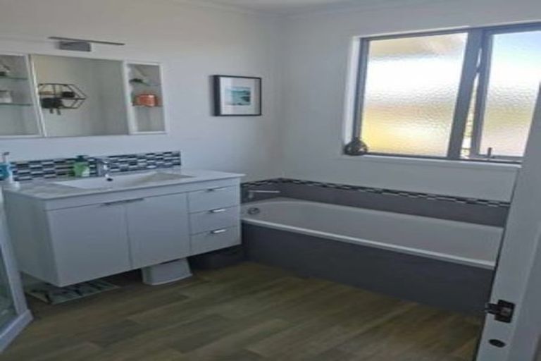 Photo of property in 4 Staysail Place, Whitby, Porirua, 5024