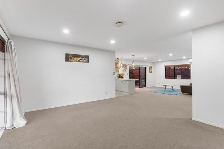 Photo of property in 30 Hercules Drive, Henderson, Auckland, 0612