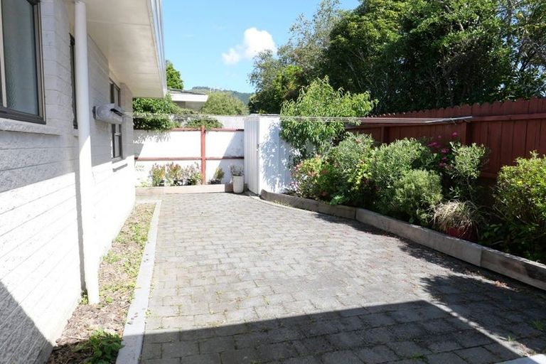 Photo of property in 28 Rewarewa Crescent, Waikanae, 5036