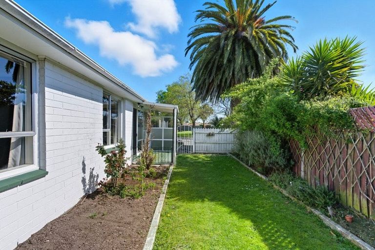 Photo of property in 1/2 Lomax Place, Islington, Christchurch, 8042