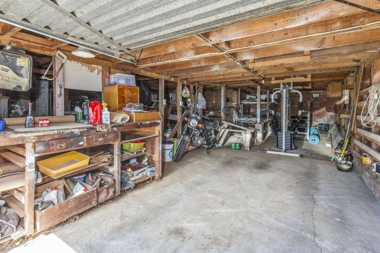 Photo of property in 24 School Road, Te Atatu South, Auckland, 0610