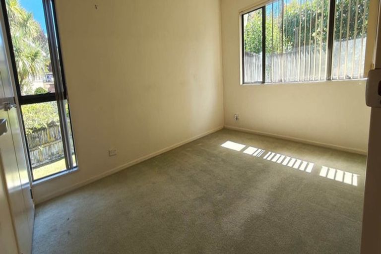 Photo of property in 5 Queen Natalie Place, Massey, Auckland, 0614