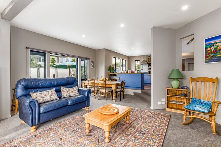 Photo of property in 11 Glengavel Grove, Papakowhai, Porirua, 5024