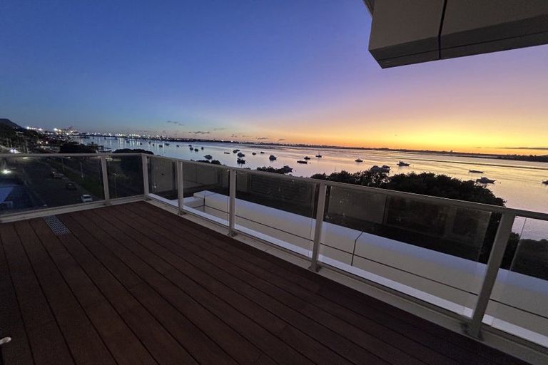 Photo of property in 72 Devonport Road, Tauranga, 3110