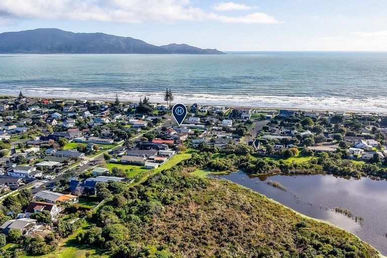 Photo of property in 7 Eruini Street, Waikanae Beach, Waikanae, 5036