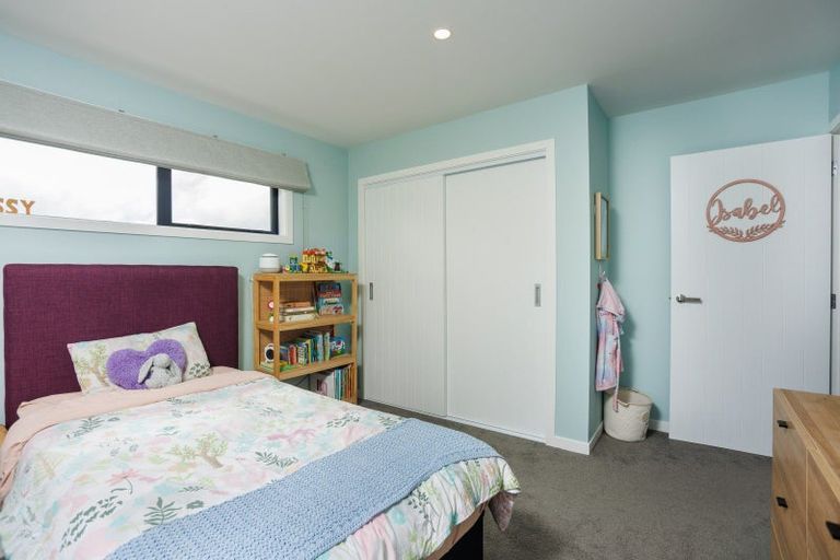 Photo of property in 31 Boeing Way, Newlands, Wellington, 6037