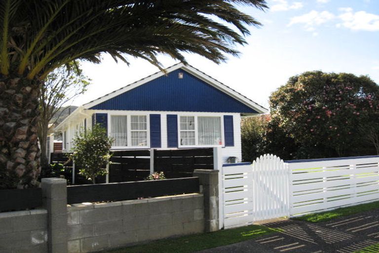 Photo of property in 19 Matthews Road, Wainuiomata, Lower Hutt, 5014