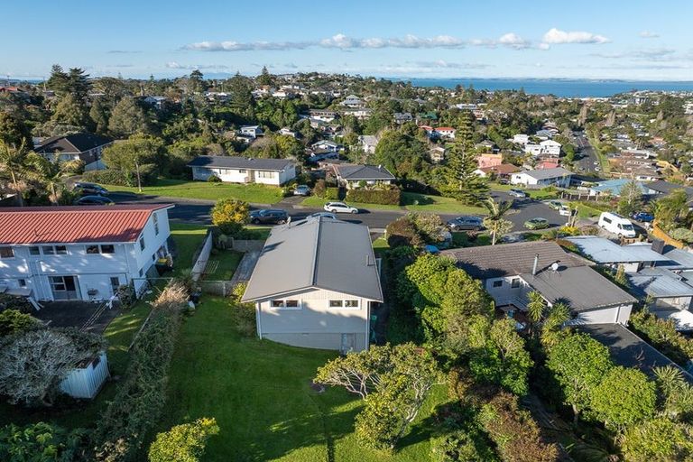 Photo of property in 11 Barker Rise, Northcross, Auckland, 0632