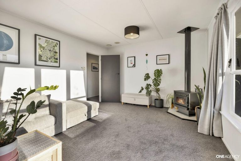 Photo of property in 22 Bartlett Grove, Tawa, Wellington, 5028