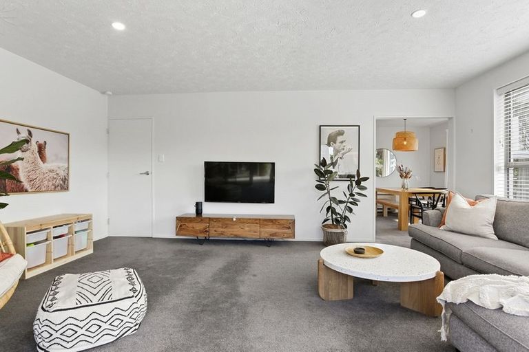 Photo of property in 16 Oakfield Street, Burnside, Christchurch, 8053
