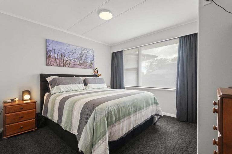 Photo of property in 2 Piper Place, Roslyn, Palmerston North, 4414