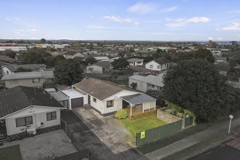 Photo of property in 2/2 Burundi Avenue, Clendon Park, Auckland, 2103