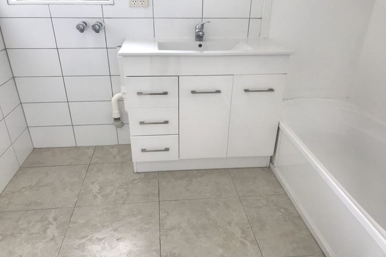 Photo of property in 17 St Catherine Crescent, West Harbour, Auckland, 0618