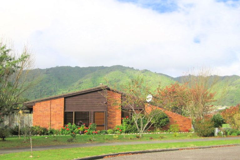 Photo of property in 1 Manu Grove, Waikanae, 5036