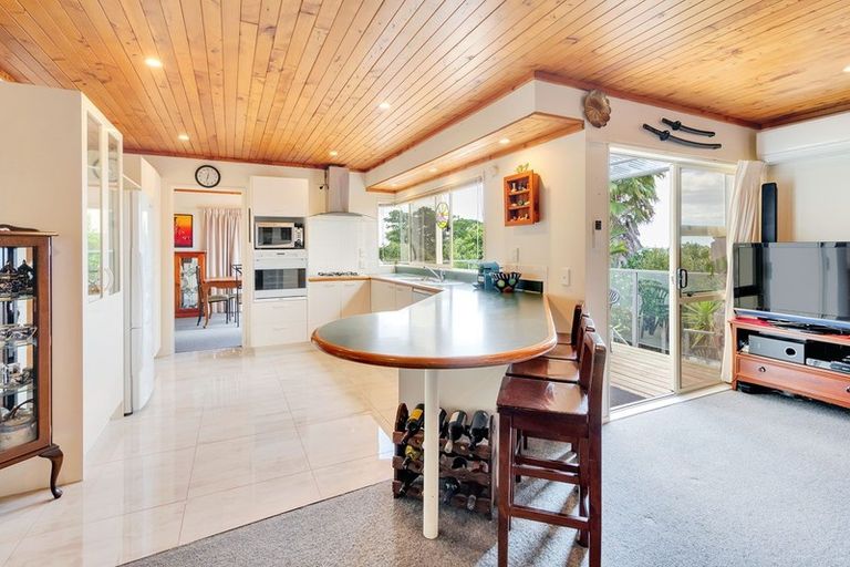 Photo of property in 1/8 Sunset Road, Unsworth Heights, Auckland, 0632