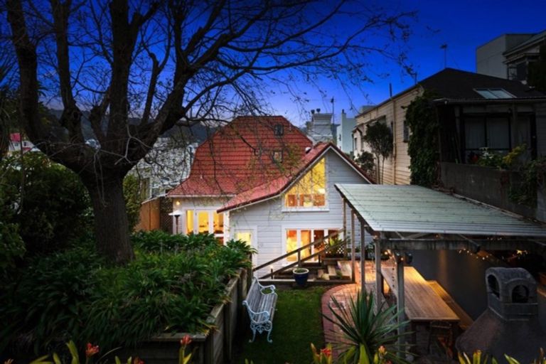 Photo of property in 210 Oriental Parade, Oriental Bay, Wellington, 6011