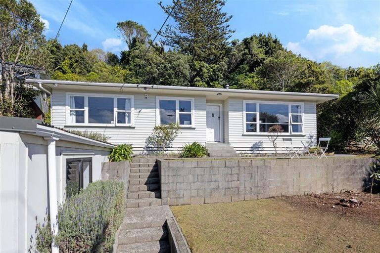 Photo of property in 35 Kahikatea Grove, Paparangi, Wellington, 6037