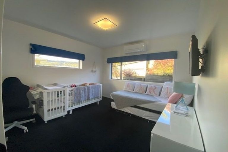 Photo of property in 5 Linacre Way, Tawa, Wellington, 5028