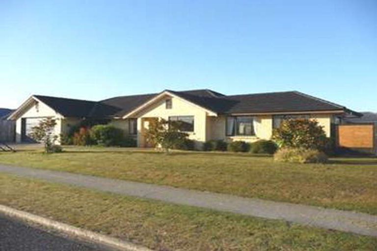 Photo of property in 108 Guildford Drive, Paraparaumu Beach, Paraparaumu, 5032