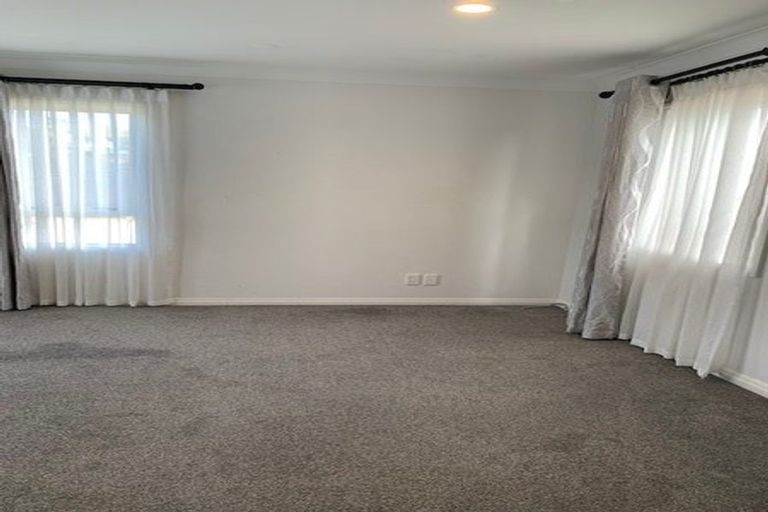 Photo of property in 2 Glastry Close, East Tamaki Heights, Auckland, 2016