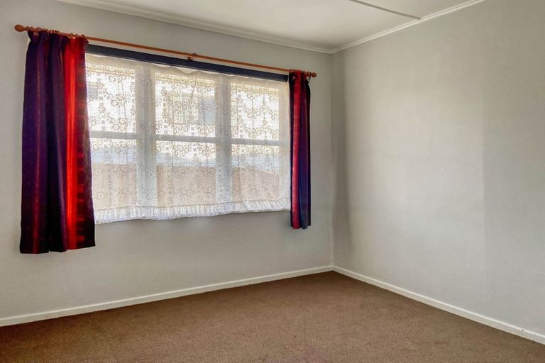 Photo of property in 1 Surrey Street, Manurewa, Auckland, 2102